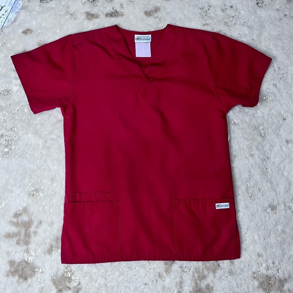 UA Red Scrub Top in Medium 💗